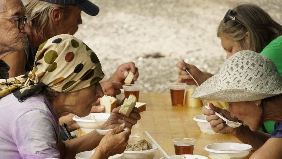 Volonteri iz Rusije dele hleb, kašu i čaj penzionerima i invalidima u Mariupolju
