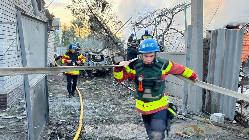 Ukrajinski zvaničnici kažu da je sedam ruskih projektila pogodilo stambene zgrade u Zaporožju pre zore u četvrtak