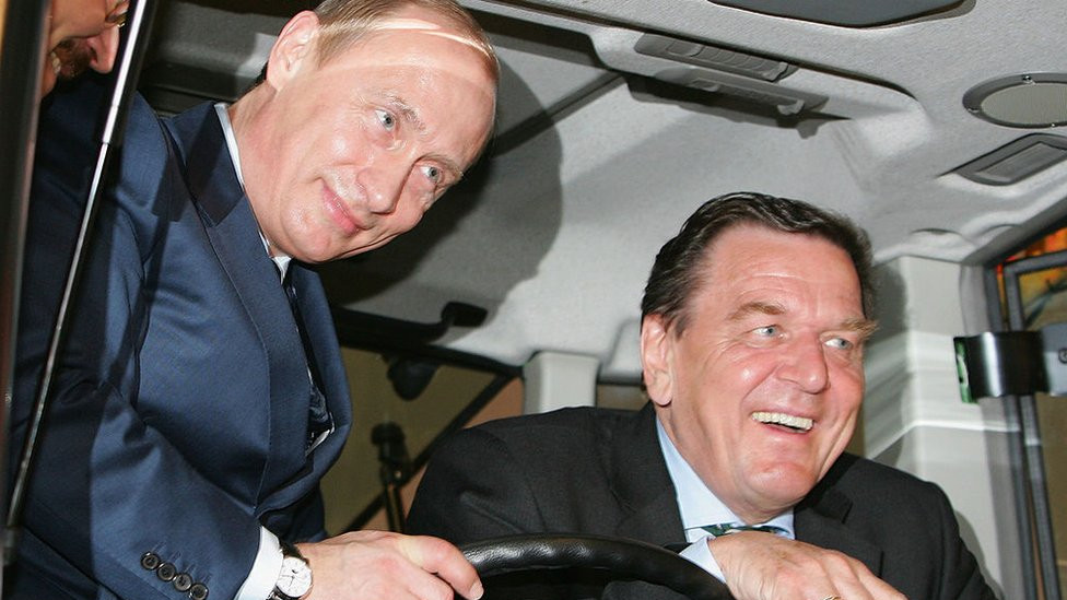 Porba Fendt traktora u društvu tadašnjeg nemačkog kancelara Gerharda Šredera na sajmu u Hanoveru, 2005. godine