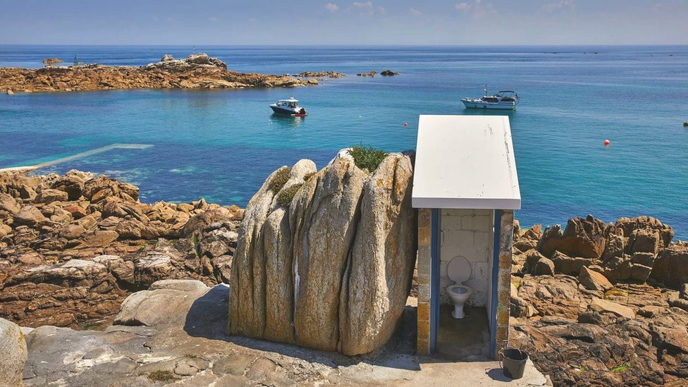 Javni toalet na minijaturnom Metres Ilu je najjužnija zgrada na Britanskim ostrvima