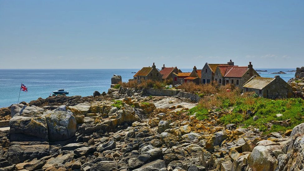 Metres Il je jedino ostrvo u arhipelagu koje nosi bilo kakav otisak civilizacije