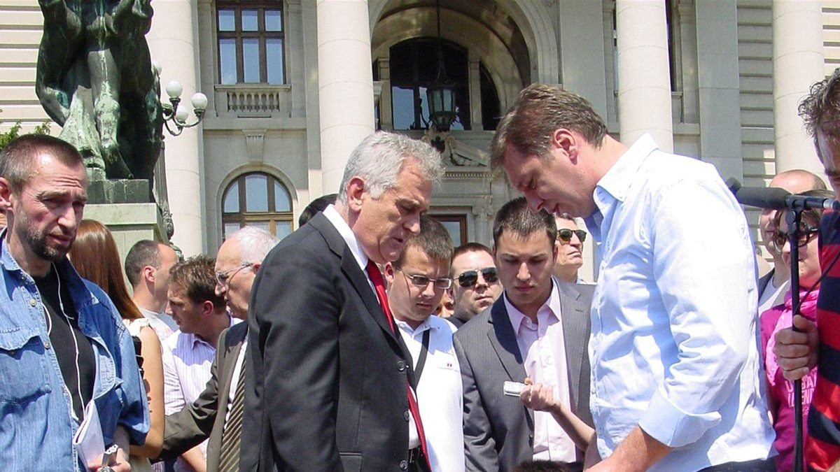 Naprednjaci ispred Skupštine sa džakovima