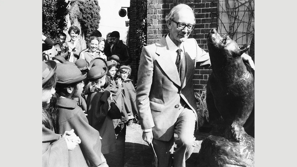 Kristofer Robin Miln otkriva statuu medveda u Londonskom zoološkom vrtu 1981. (Keystone/Hulton Archive/Getty)