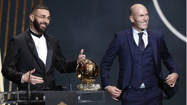 Karim Benzema (left) is presented with the 2022 Ballon d'Or from Zinedine Zidane