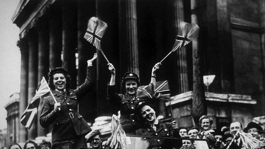 Pripadnici pomoćne teritorijalne službe (ATS) voze se Trafalgar skverom tokom proslave Dana pobede u Londonu 8. maja 1945.
