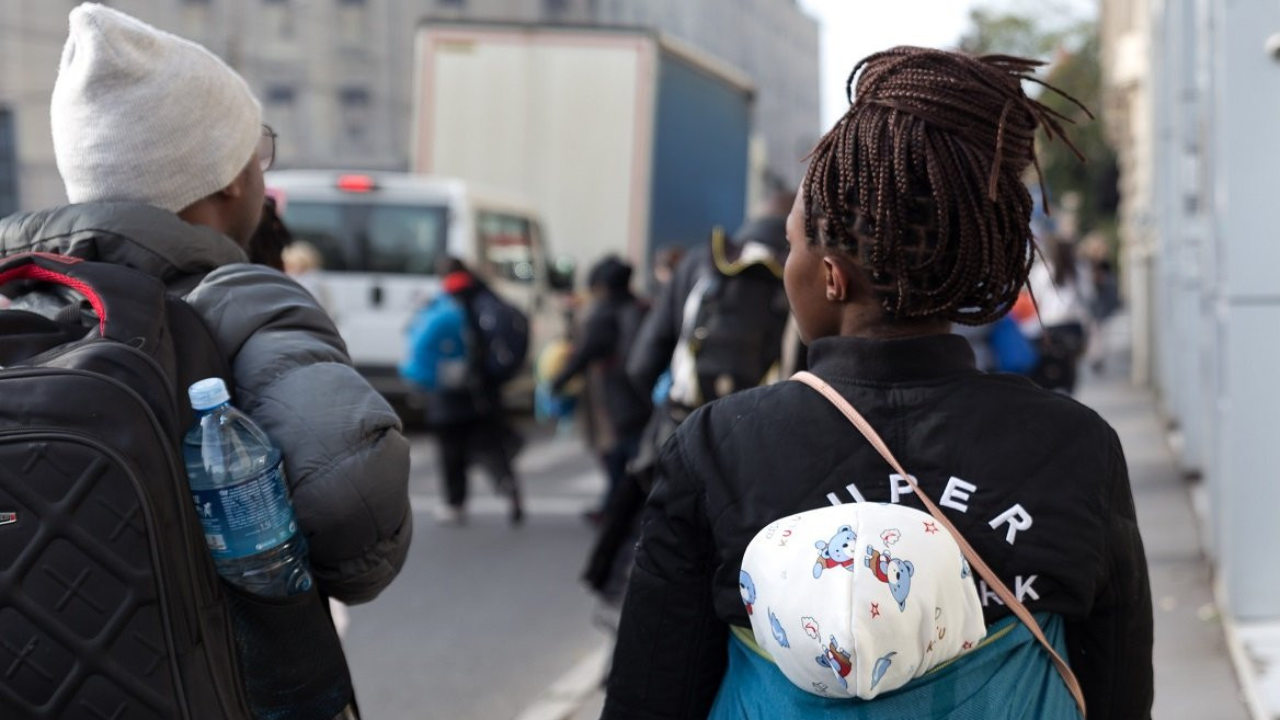 Žena sa bebom na leđima