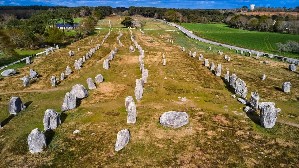 Poravnanje u Karnaku se sastoji od više od 3.000 ručno rezanih kamenih blokova koji su se zvali menhiri