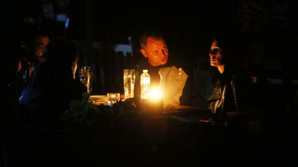 Stanovnici Kijeva sa svećama zbog nestanka struje