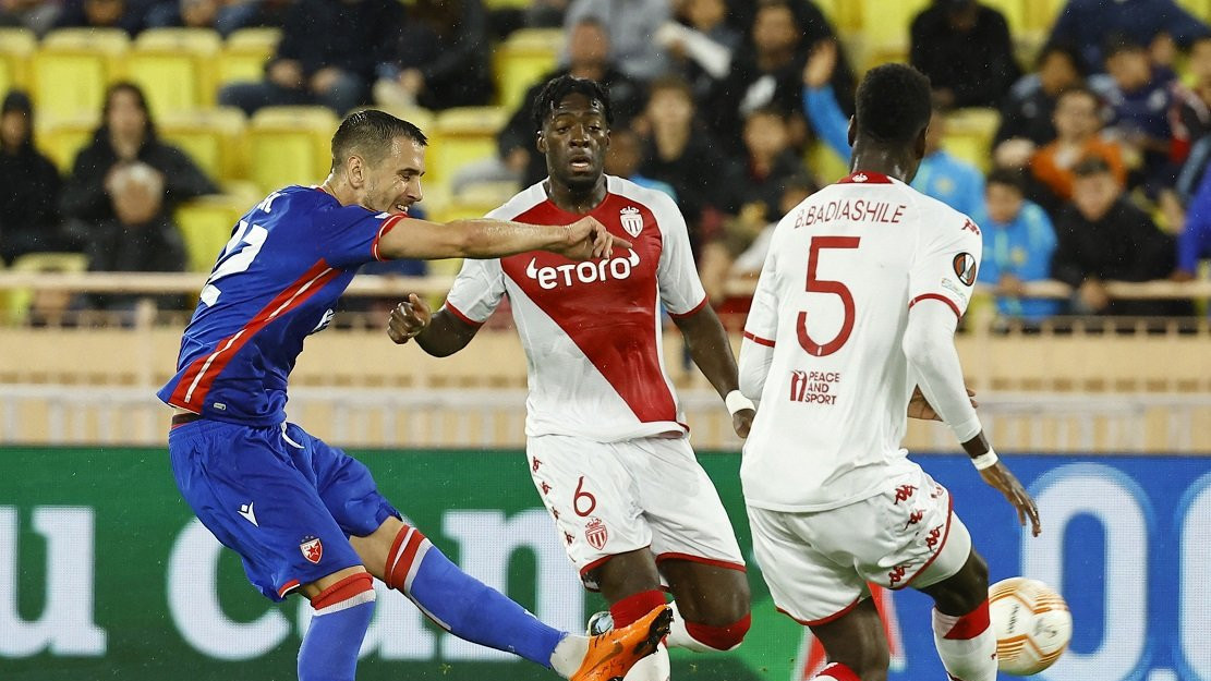 Napadač Crvene zvezde Aleksanda Pešić (u plavom dresu)