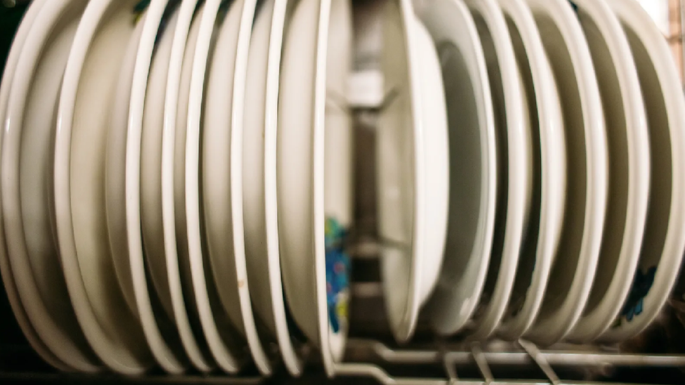 Keramički tanjiri duže zadržavaju toplotu, što znači da će voda na njihovoj površini pre ispariti