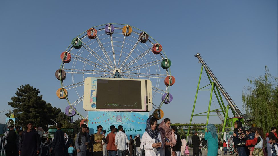 Na fotografiji iz 2017. godine vide se žene u zabavnom parku u Kabulu, ali sada im je zabranjen pristup.