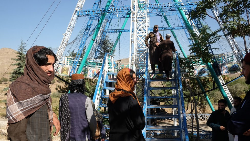 Talibaski borci posetili su park nakon povratka u glavni grad, septembar 2021.