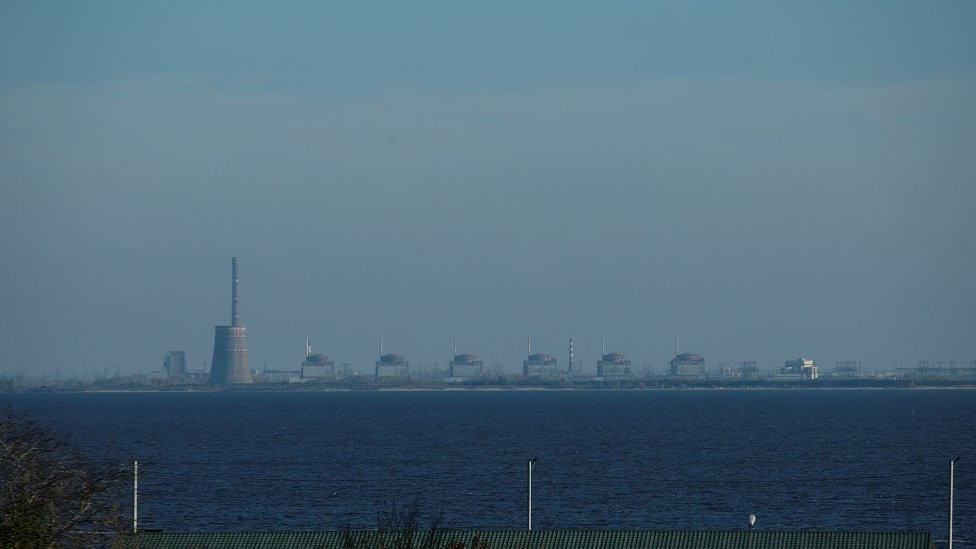 Pogled na nuklearnu elektranu Zaporožje iz Nikopolja