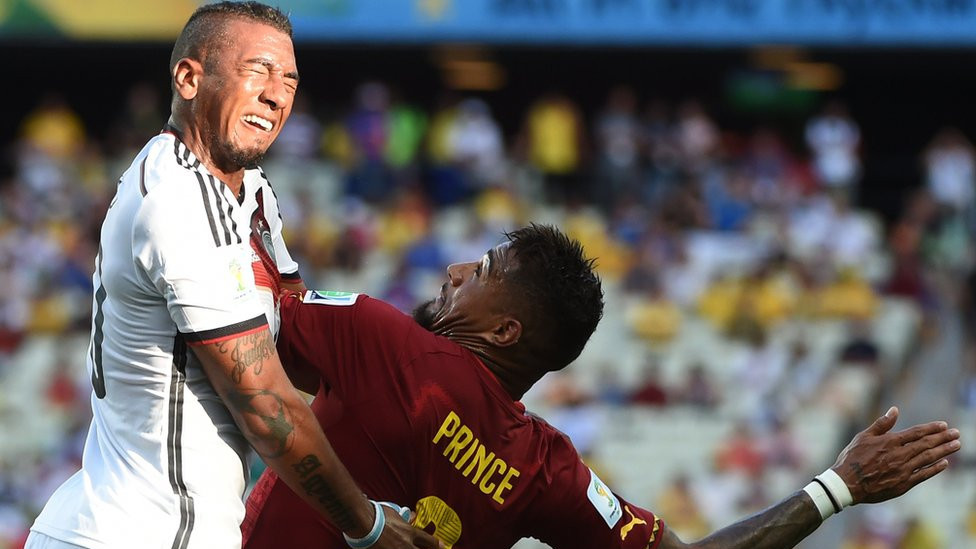 Žerom Boateng (levo) u duelu sa bratom Kevinom-Princom (desno)