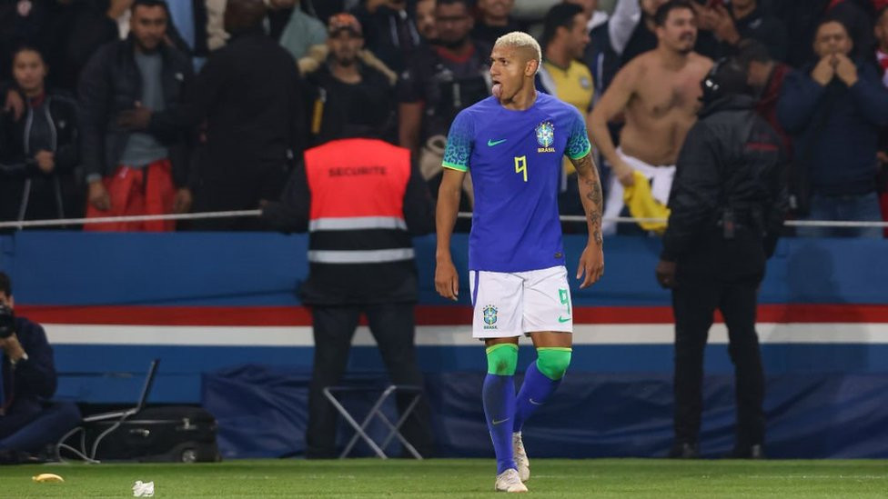 Public throw a banana to the pitch as Richarlison