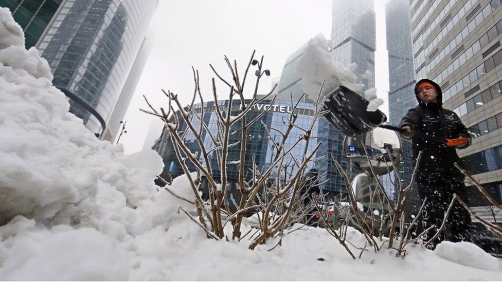 A municipal worker clears snow from a street in Moscow, Russia. Photo: 22 November 2022
