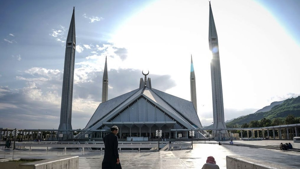 ISLAMABAD, PAKISTAN - APRIL 15: Muslims arrive to pray at a mosque on April 15, 2021 in Islamabad, Pakistan.
