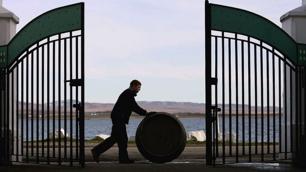 Bačva viskija iz destilerije Brukladi