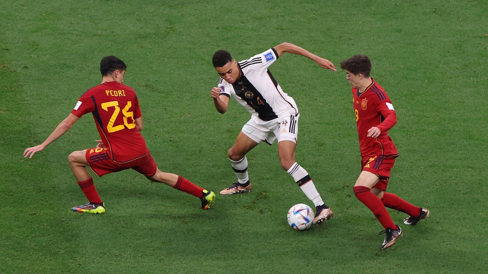 Pedri i Gavi pokušavaju da oduzmu loptu Masijali