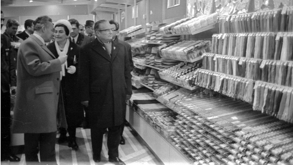 Tito i Jovanka razgledaju rafove