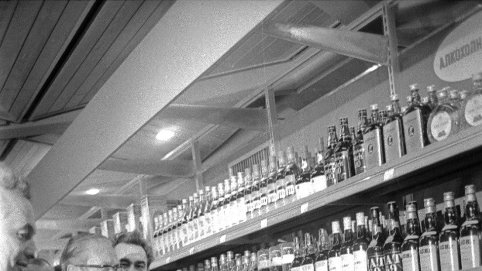 Tito i Pešić pored rafova sa pićima