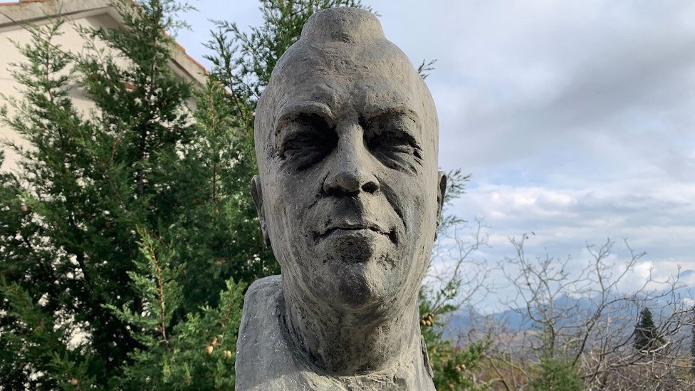 Tempova bista ispred spomen-doma u Utrgu