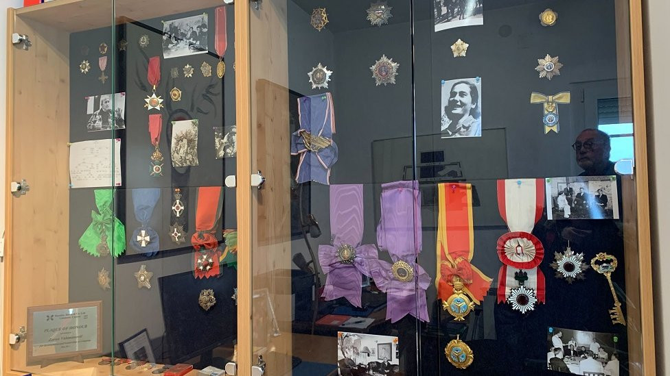 Vitrina sa orednjem i fotografijama roditelja čuva se u stanu na Lekinom Brdu u Beogradu