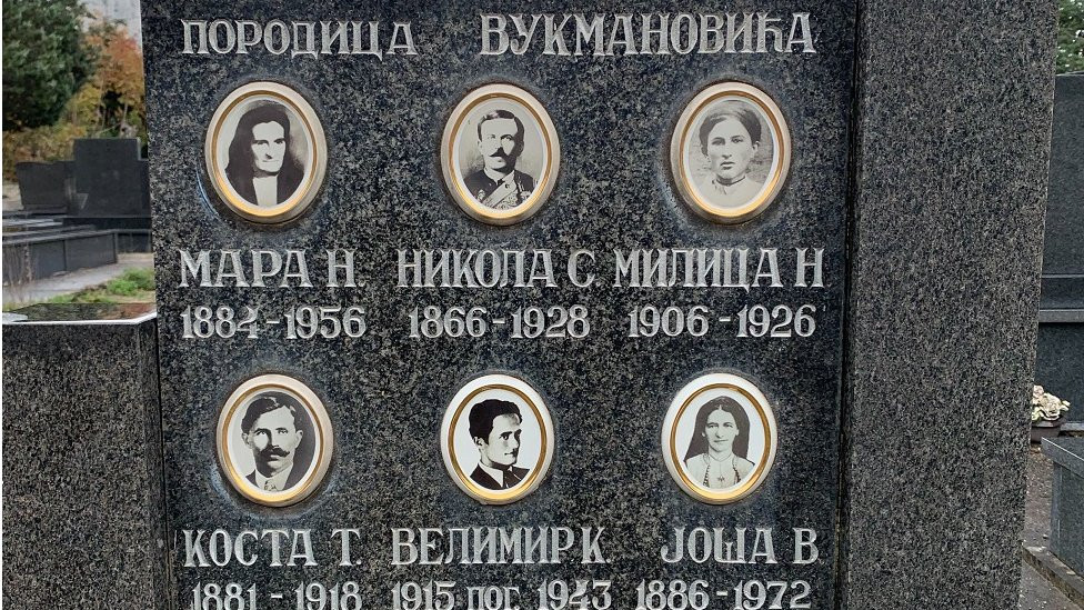 Porodična grobnica, desno je grob Tempa i supruge, levo spomenik Luki