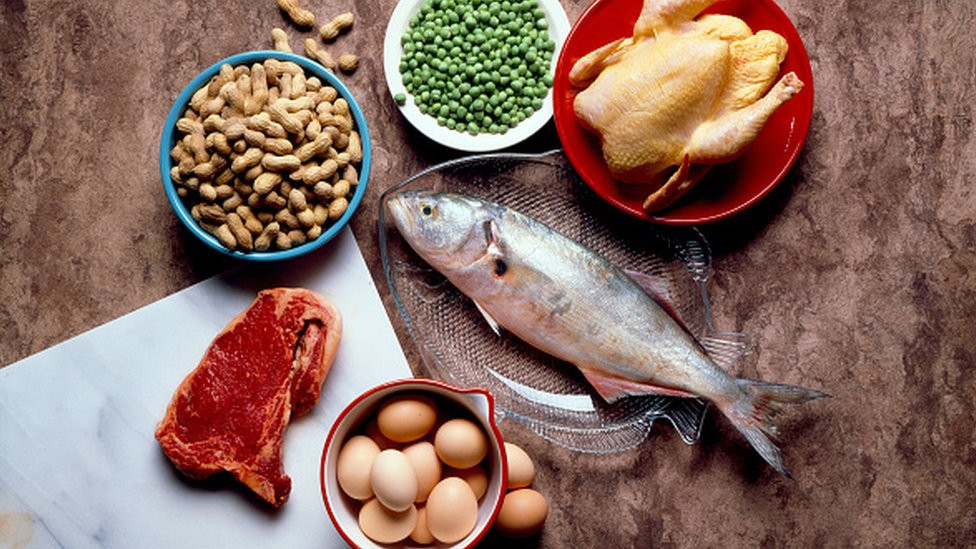 Exemplos de proteínas, como ovos e carnes