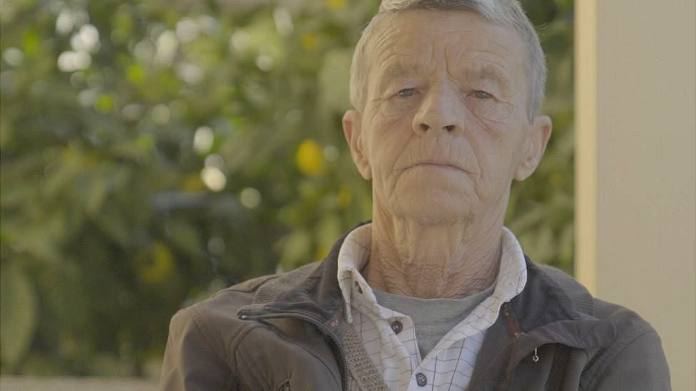 Drande looking in to the camera