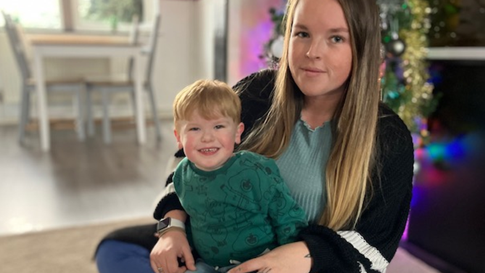 Melisa slavi Božić sa dvogodišnjim Finlijem