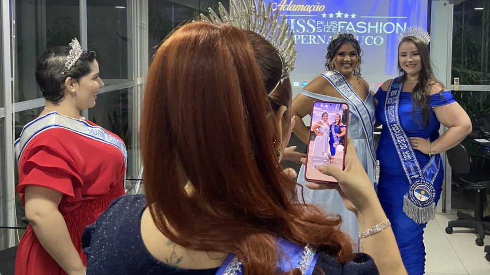 Plus-sized models pose for a photo