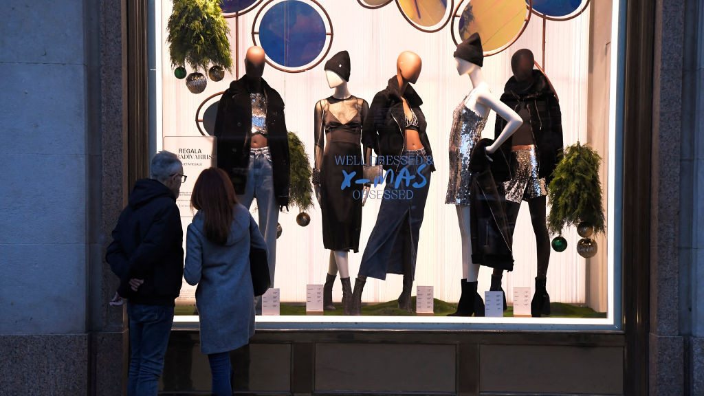 Svetlucava odeća sa šljokicama izložena u prodavnici u Barseloni