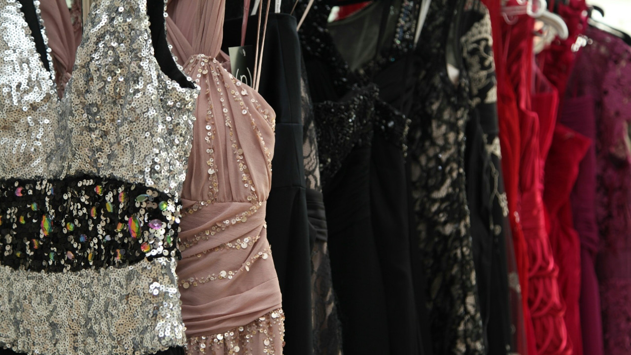 Odeća sa šljokicama se može kupiti i u prodavnicama polovne odeće