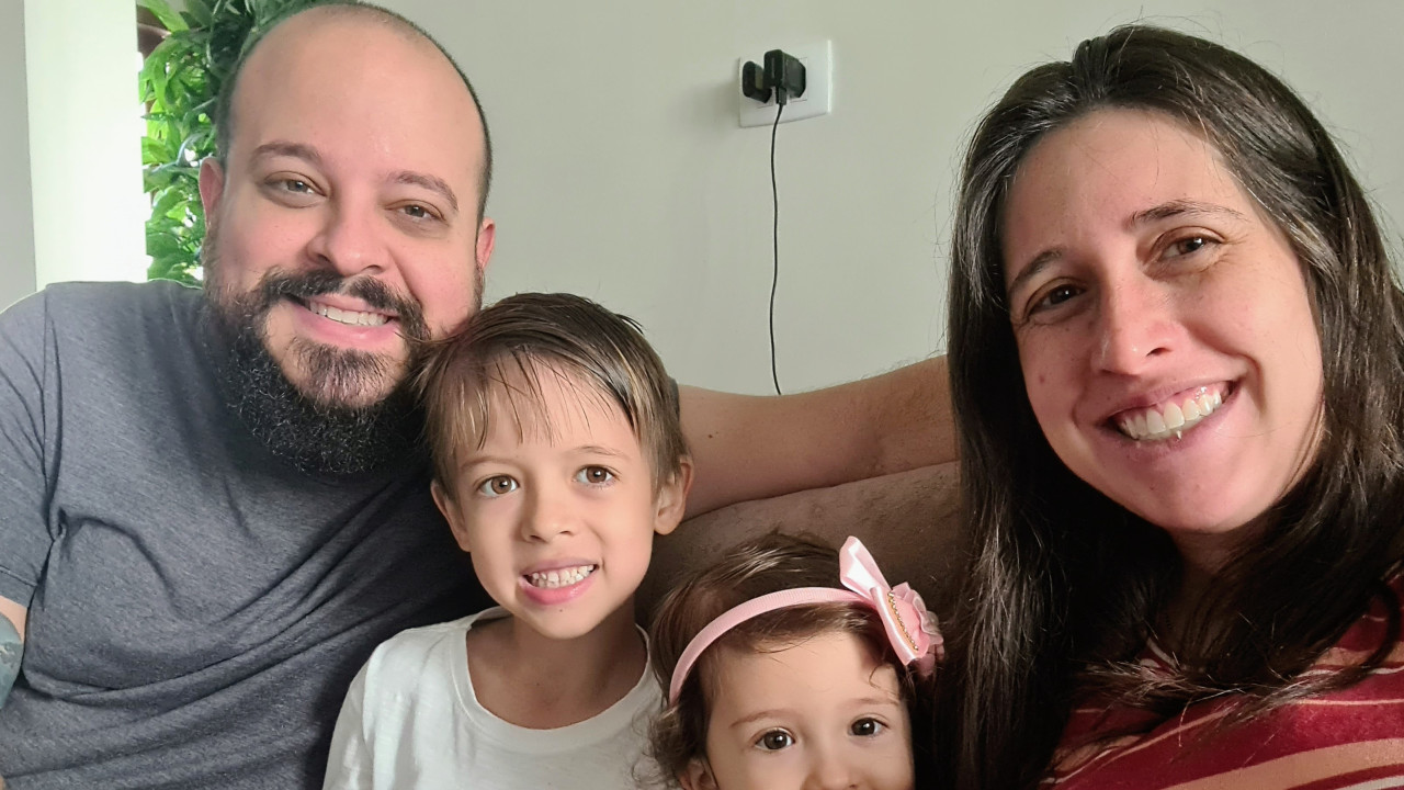 Theo with his parents and his sister