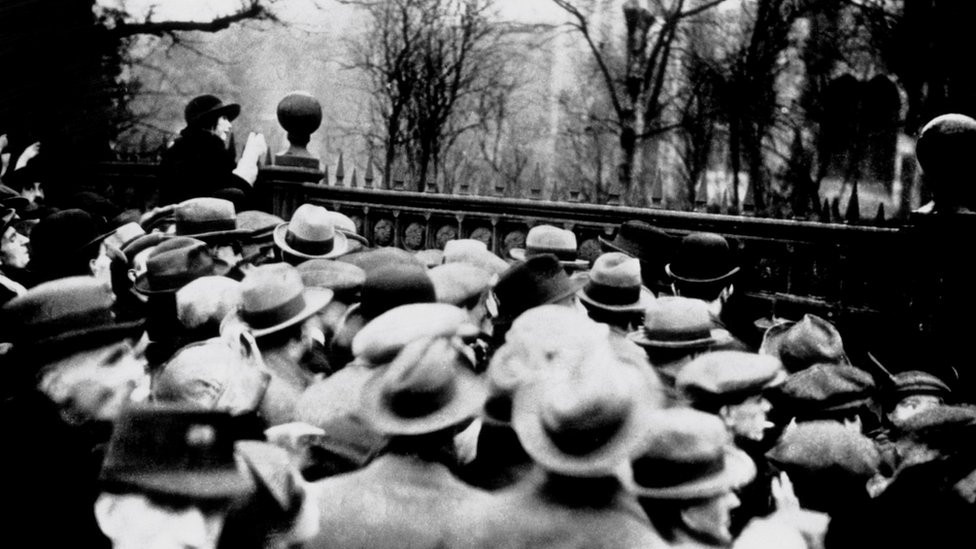 Crowds outside Holloway Prison on morning Edith Thompson was executed
