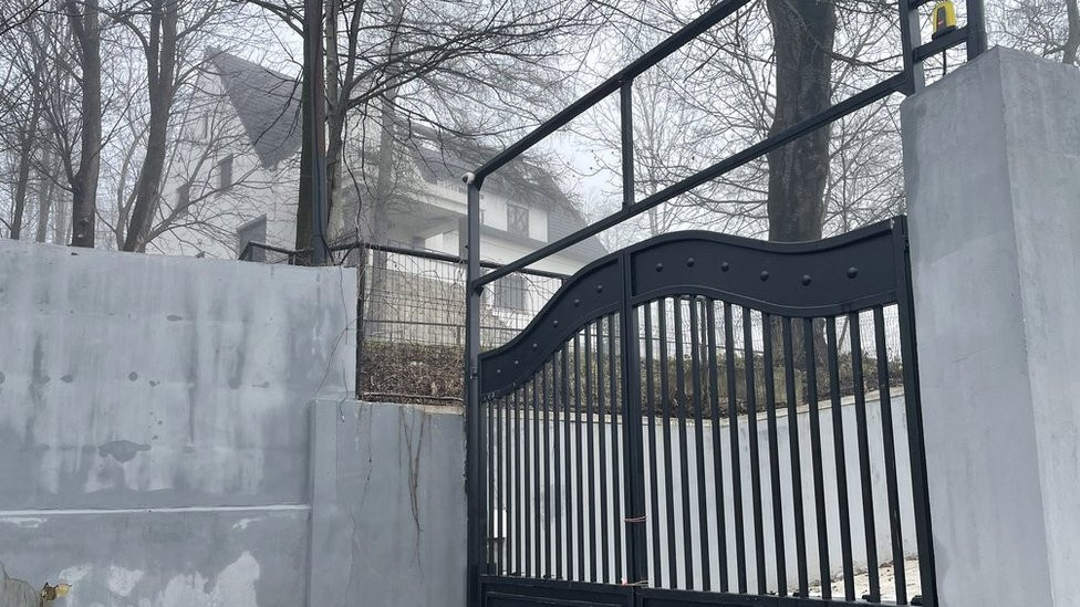 Istraga je sprovedena u Tejtovoj vili u gradu Komarnik, severno od Bukurešta