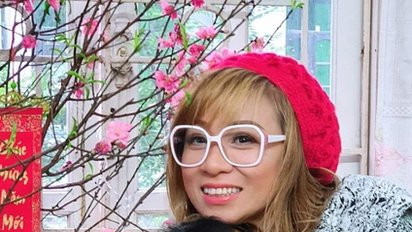 Nguyen Phuong Mai hugging her mum