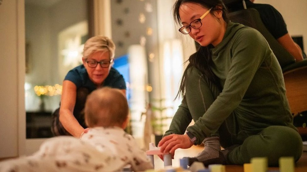 Podizanje deteta, naročito u ranom uzrastu, može biti okidač za trvenje u tazbinskom odnosu, kažu stručnjaci