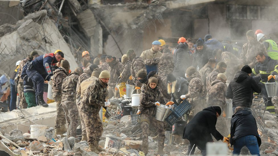 Veliki napori da se pronađu preživeli - fotografija iz turskog grada Dijarbakira
