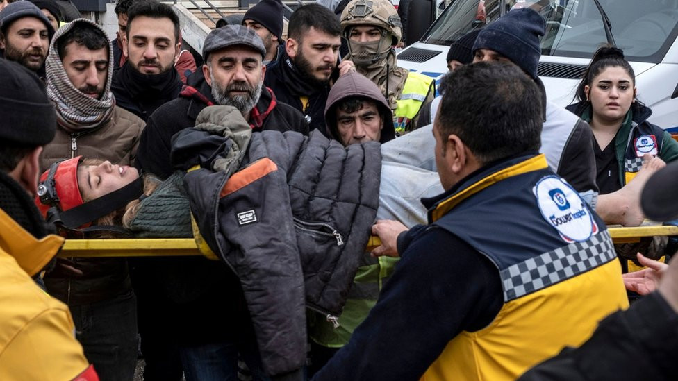 Spasioci izvlače preživele ispod ruševina u gradu Dijarbakir