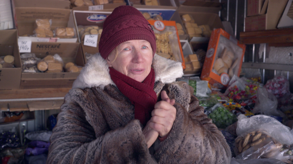 Raisa u njenoj prodavnici slatkiša