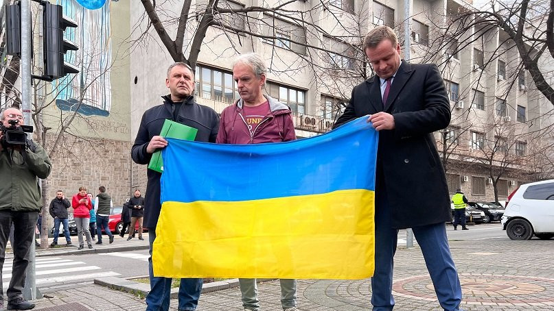 Advokat Čedomir Stojković (prvi zdesna) i aktivisti ispred ruske ambasade u Beogradu