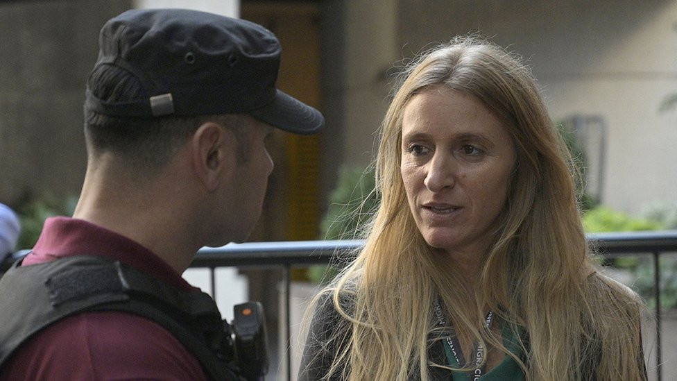 Florencia Carignano talking to a police officer in 2020
