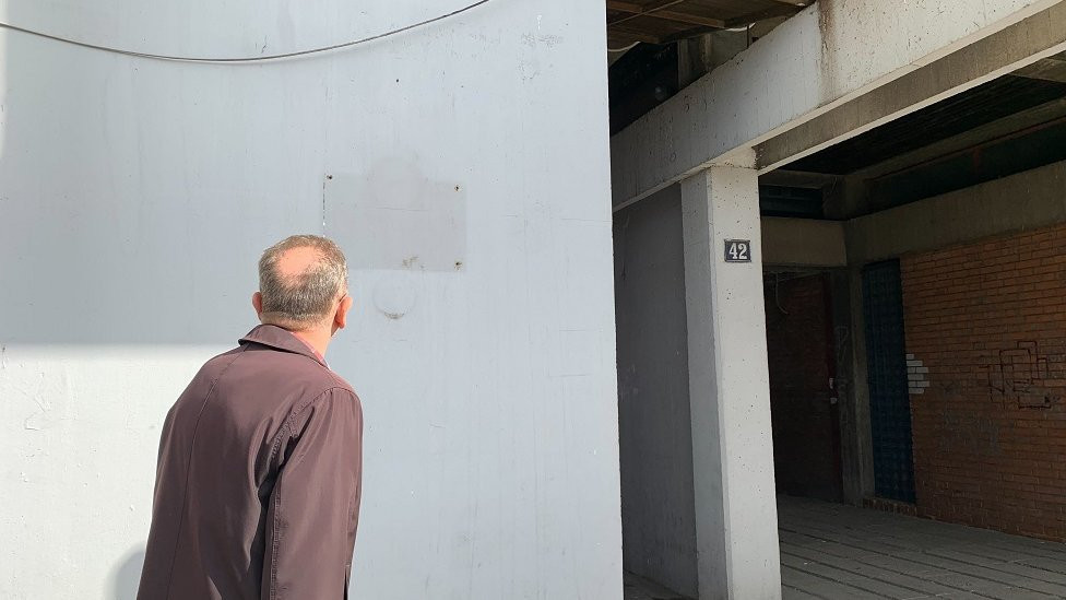nekadašnja spomen ploča