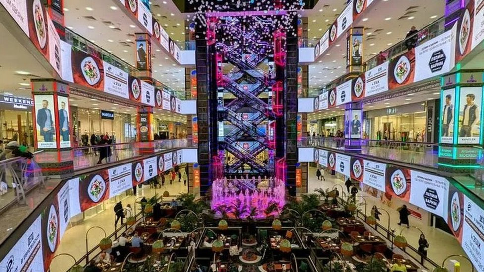 Slavni brendovi su napustili Rusiju i tržne centri poput ovog „evropskog" šoping centra, imaju manje kupaca.