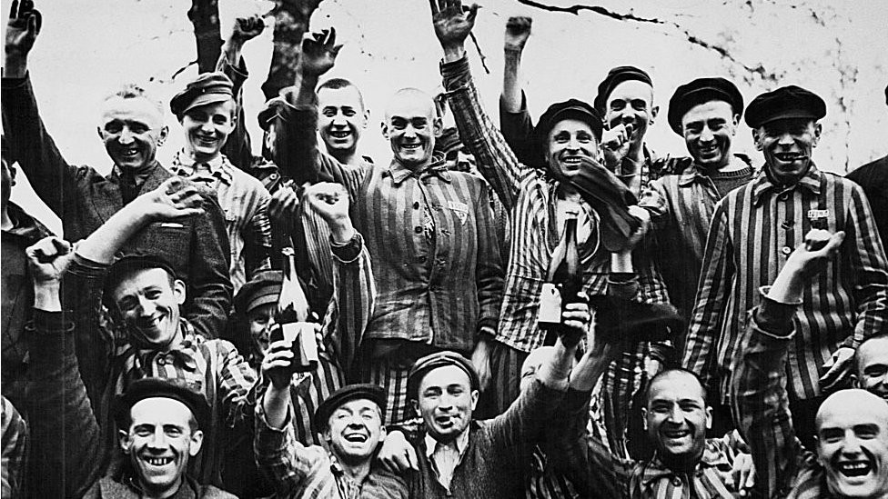 Oslobođeni poljski zatvorenici slave u Dahauu
