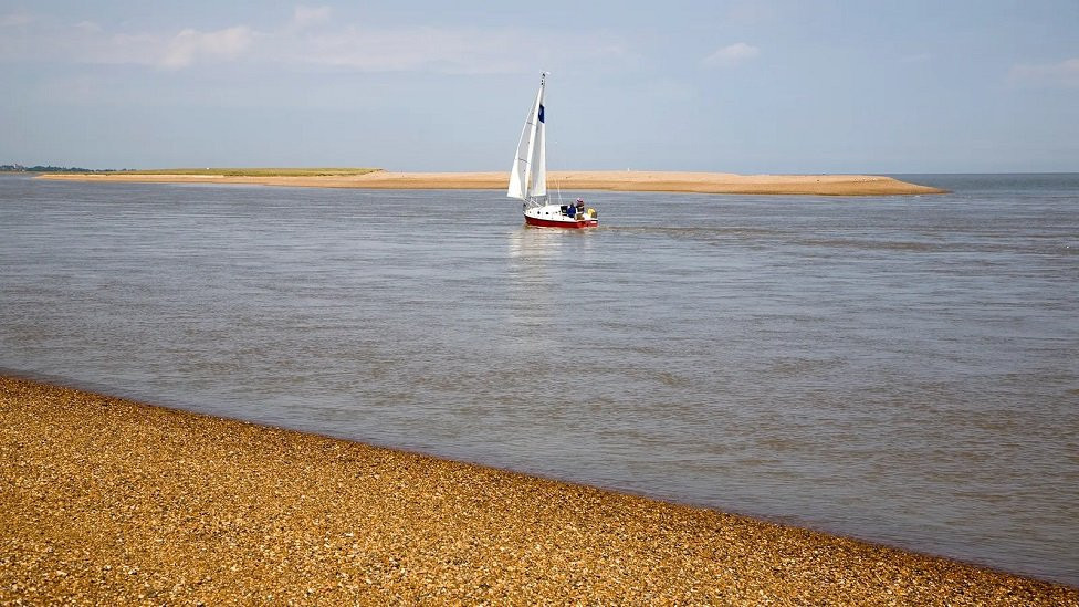 Orford Nes izgleda kao praistorijski predeo. Ovde se nalazi najveći, vegetacijom obrasli, šljunčani predeo u Evropi
