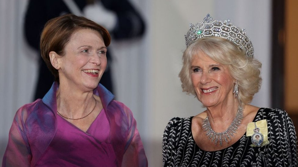 Kraljica supruga Kamila sa suprugom nemačkog predsednika Elke Bidenbender