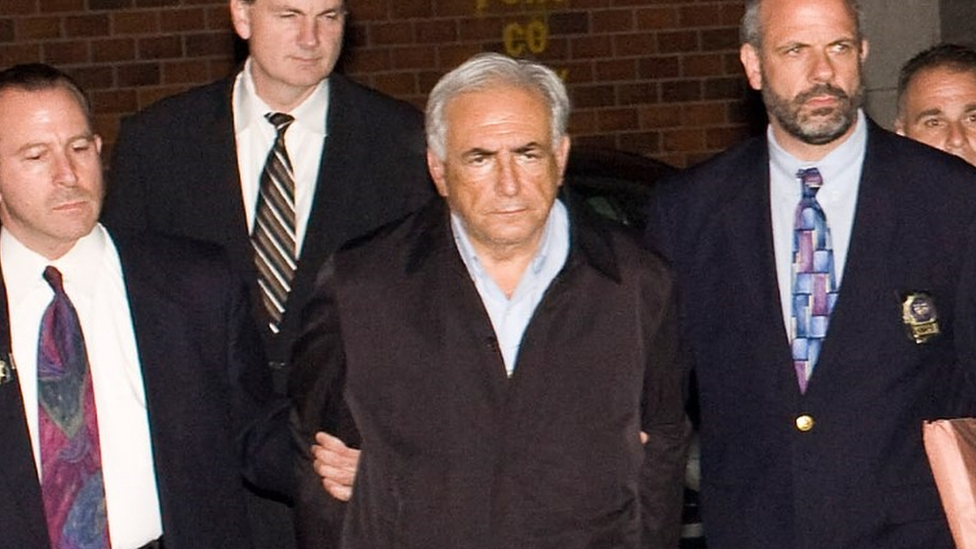 Bivši šef Međunarodnog monetarnog fonda Dominik Stros-Kan kritikovao je ovaj način privođenja dve godine pošto je fotografisan sa lisicama na rukama